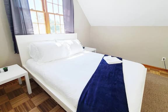 Cozy attic bedroom in cute neighbourhood - Image 1