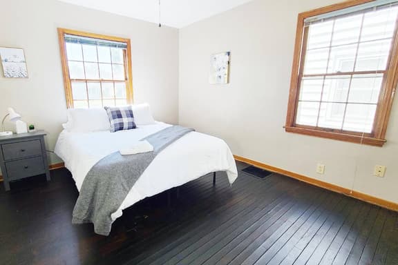 Cozy bedroom A in cute neighbourhood W Free Wi-Fi. - Image 1