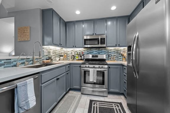 Elegant Touches Home for 6 w/Covered Free Parking - Image 1