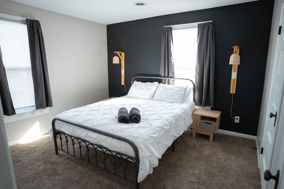 2 Cozy & Stylish Queen Beds in Fort Wayne - Image 1