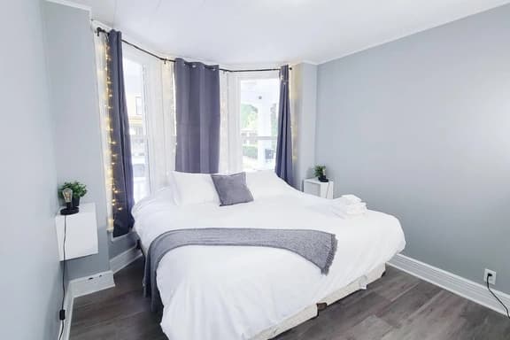 Pet Friendly 2 Bd Apt w/backyard near Downtown - Image 1