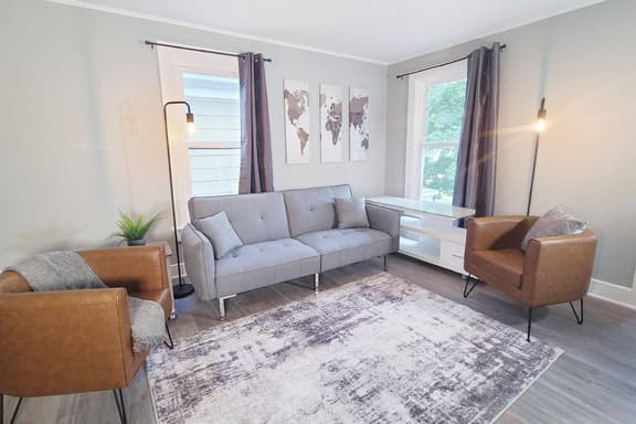 Pet Friendly Apt w/backyard near Downtown - Image 1