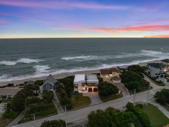 Melbourne Beachfront Pool & rooftop deck Sleeps 20 - Image 1