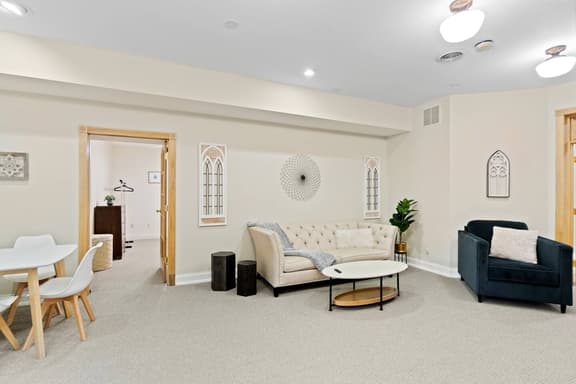 Historic Mansion Apt 2 in Downtown w/Free Parking - Image 1