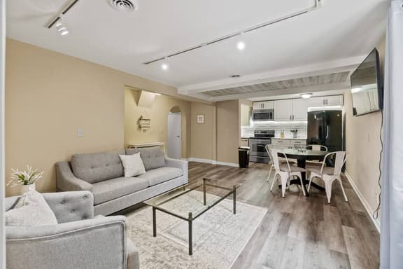 Historic Mansion Apt 3 in Downtown w/Free Parking - Image 1