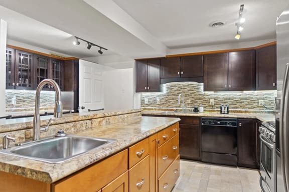 Historic Mansion Apt 4 w/Ping-Pong & Free Parking - Image 1