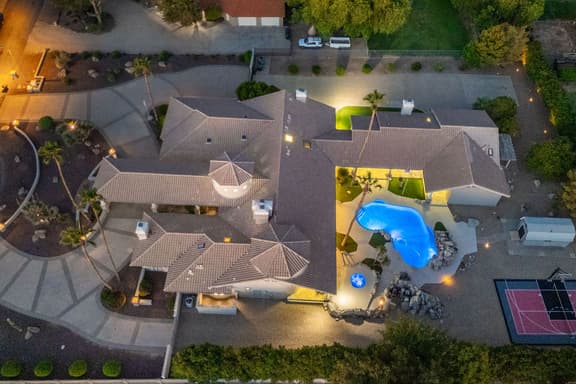 Pickleball Paradise Villa, Sleeps 22, Heatable Pool - Image 1