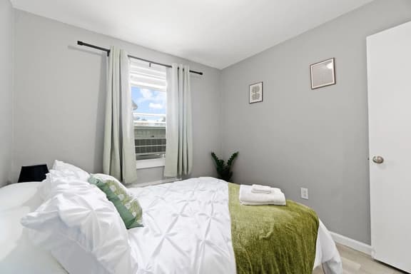 Downtown Apt w Free Parking near Electric Works - Image 1