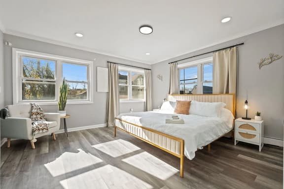 Apt w/King Bed, Free Parking, by Electric Works! - Image 1
